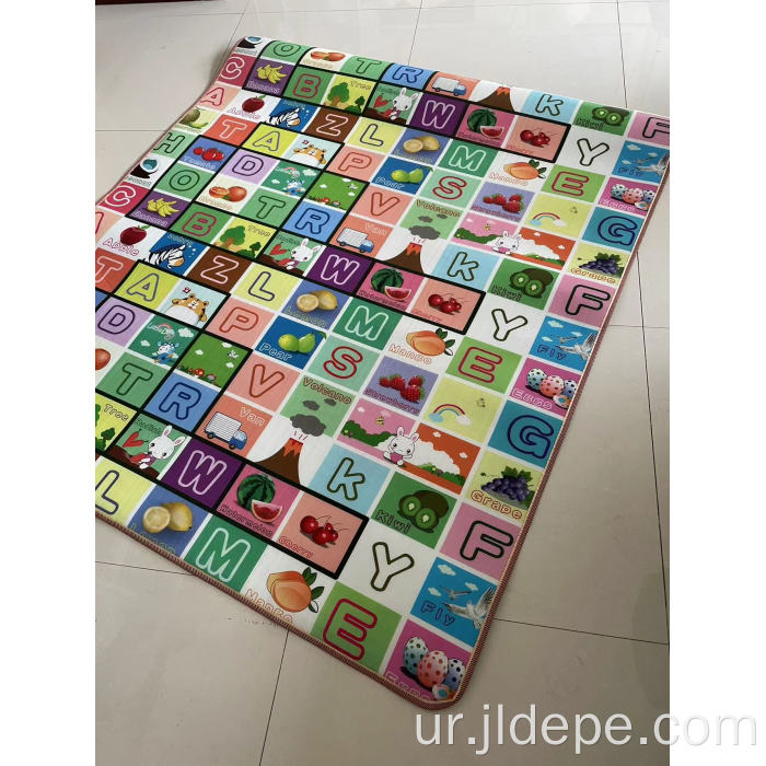 ایپی بیبی رینگنے والی چٹائی پر ٹکڑے ٹکڑے کرنے والی مشین